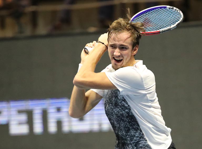 «В венах Медведева течет водка!» Иностранцы поражены камбэком российского теннисиста, совершившего невероятный прорыв в полуфинал Australian Open