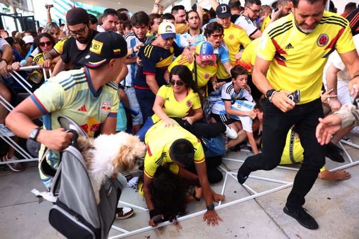 Финал Кубка Америки Аргентина — Колумбия начался с задержкой на полтора часа из-за беспорядков. Есть пострадавшие.Видео давки 